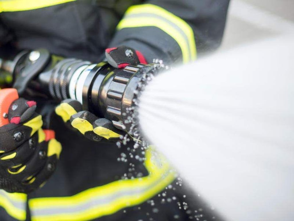 Ein Feuerwehrmann. Foto: Daniel Bockwoldt/Archiv