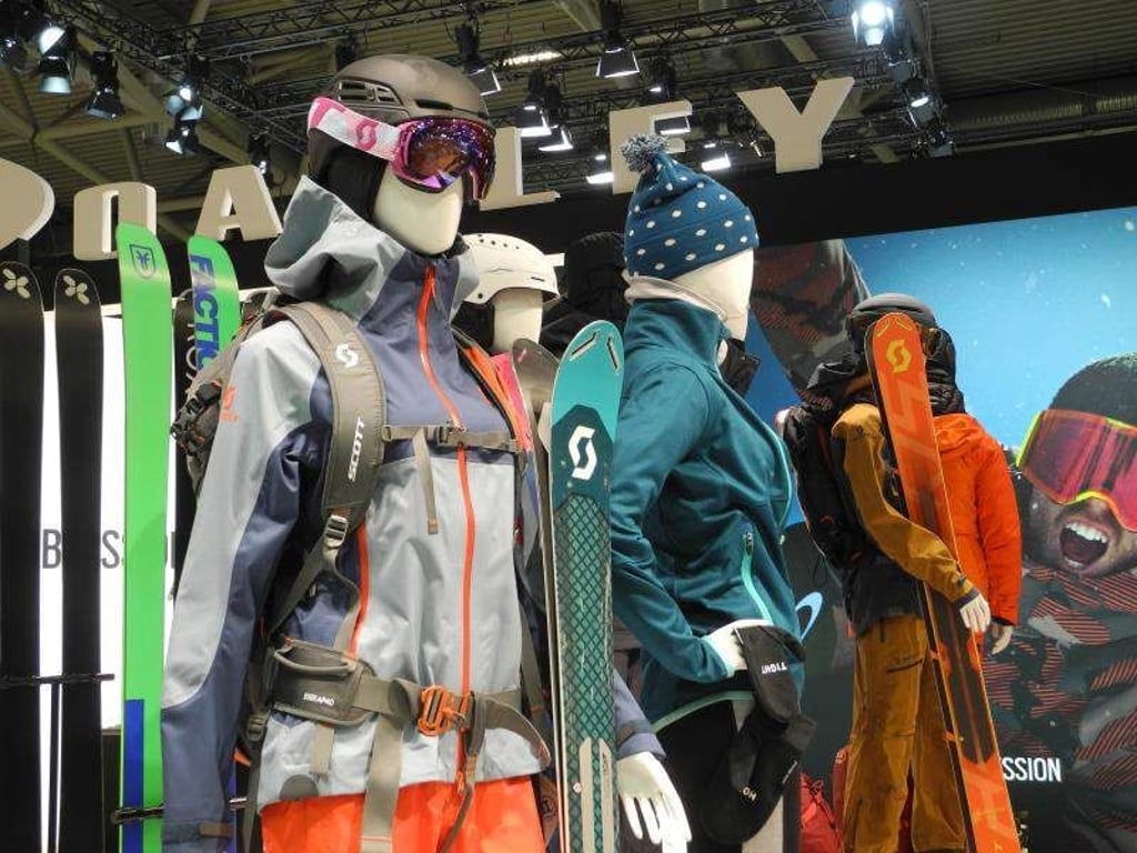 Inspiriert von Nordlichtern ist die Farbgebung der Wintersport-Bekleidung für die Saison 2018/19 - hier zu sehen in der Trendausstellung der Messe Ispo in München. Foto: Simone A. Mayer/dpa-tmn