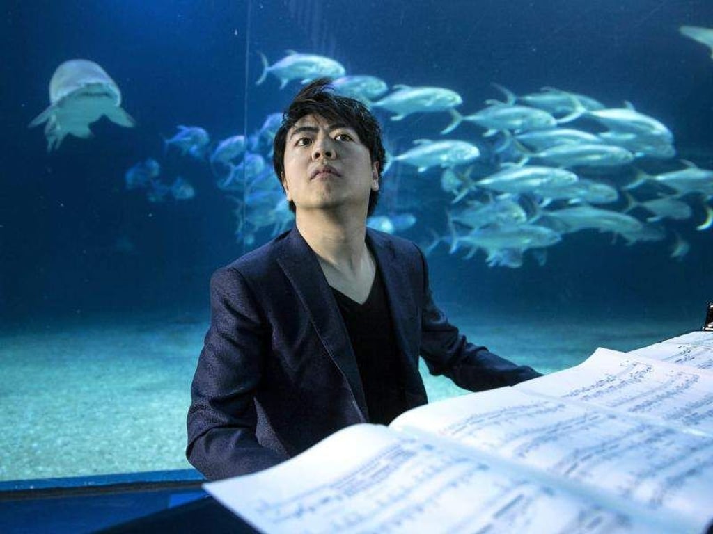 Pianist Lang Lang 2016 in einem Unterwasser-Tunnel des Aquariums Valencia (Spanien). Foto: Manuel Bruque