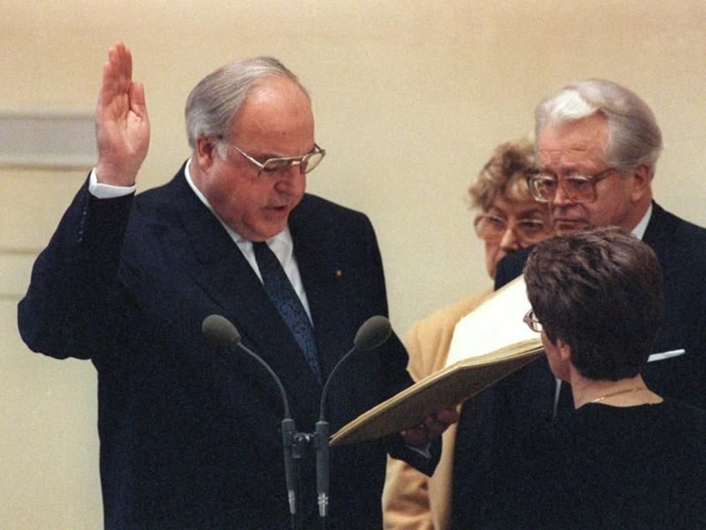 Helmut Kohl wird am 17. Januar 1991 von der damaligen Bundestagspräsidentin Rita Süssmuth im Bundestag in Bonn vereidigt. Foto: Martin Gerten