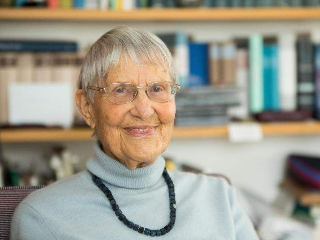 Inge Jens wünscht sich zum 90. Geburtstag Klarheit im Kopf. Foto: Silas Stein