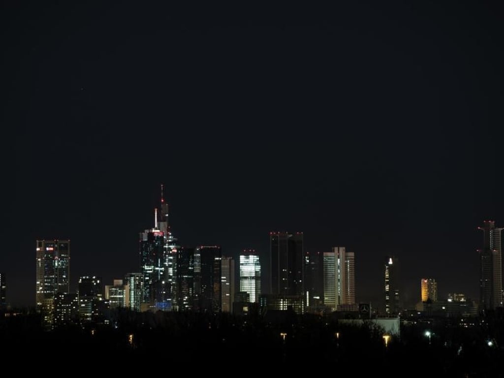 Die Hochhäuser der Frankfurter Skyline während der "Earth Hour" (Stunde der Erde). Bei der jährlichen Aktion verdunkeln viele Städte ihre Wahrzeichen. Foto: Silas Stein