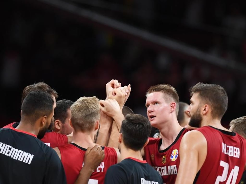 Deutschlands Spieler stehen nach dem missglückten WM-Auftakt zusammen. Foto: Swen Pförtner