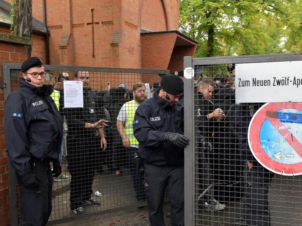 Insgesamt 150 Polizisten waren bei der Beerdigung von Nidal R. im Einsatz. Foto: Paul Zinken