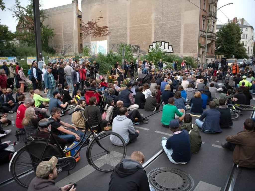 Mehrere hundert Menschen nahmen an einer Mahnwache an der Stelle teil, an der vier Menschen bei einem Verkehrsunfall gestorben waren. Foto: Paul Zinken