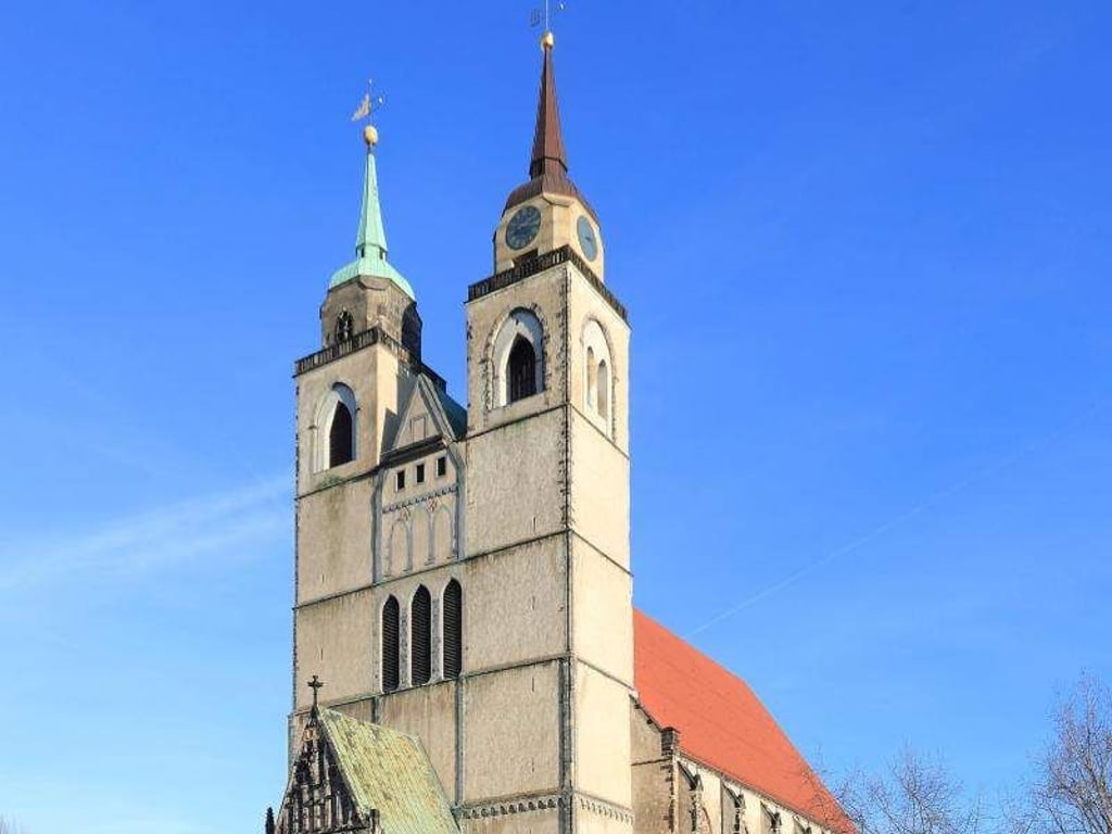 Die doppeltürmige Johanniskirche in Magdeburg. Foto: Jens Wolf/Archiv
