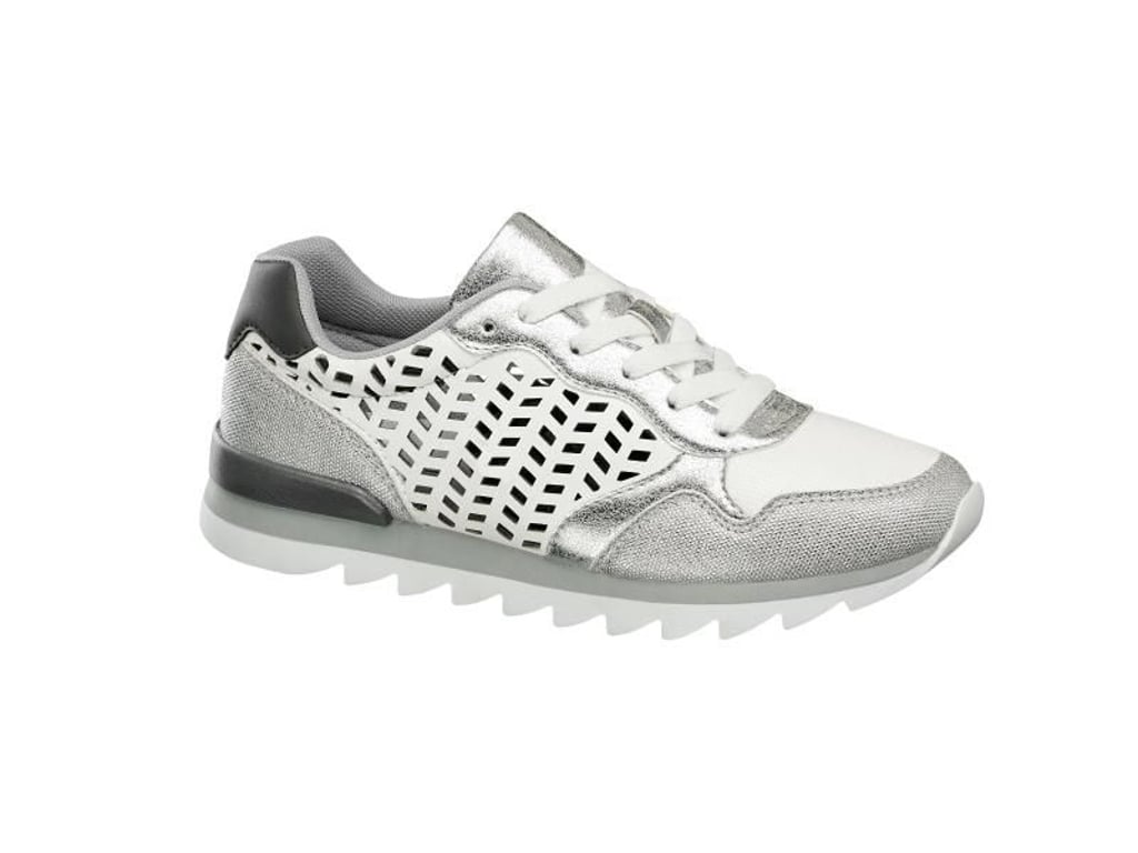 Metalltöne und auffällige Sohlen: Die Looks der Sneaker im Handel werden vielfältiger. Deichmann zum Beispiel setzt bei diesem Modell auf ein Sägezahn-Profil (ca. 28 Euro). Foto: Deichmann/dpa-tmn