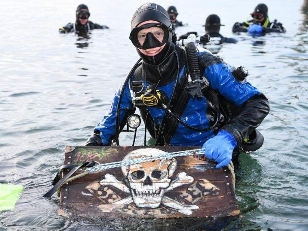 Daniel Günzel hob die Schatzkiste aus dem Bodensee. Foto: Felix Kästle