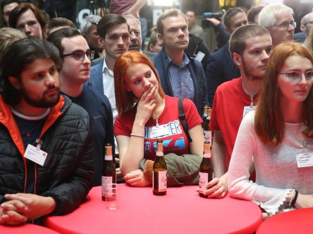 Es war abzusehen, aber es ist dennoch deprimierend: Anhänger der SPD reagieren niedergeschlagen auf die erste Prognose. Foto: Wolfgang Kumm
