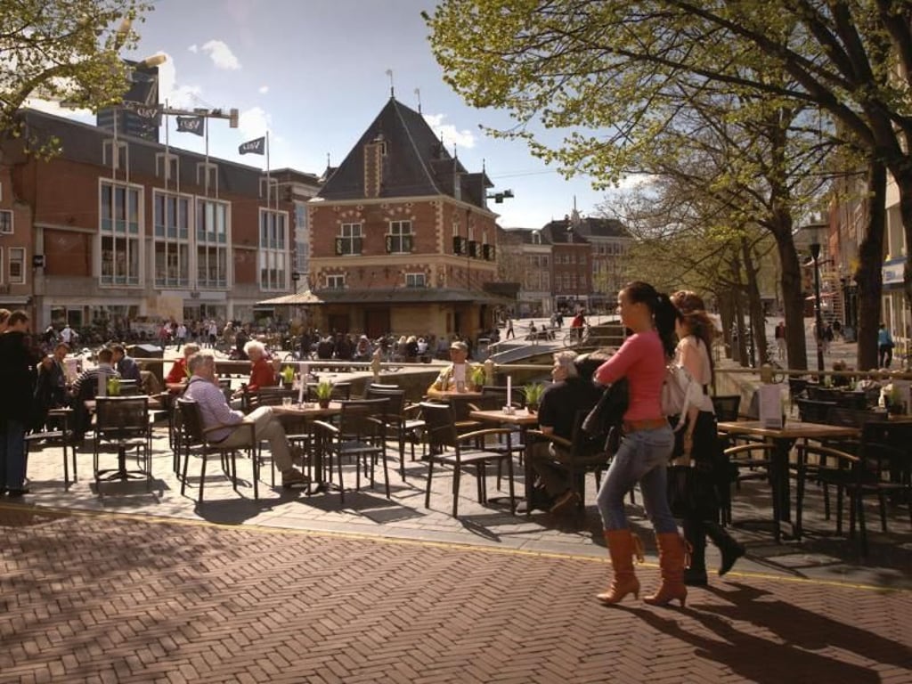 Rund um die Stadtwaage herrscht in Leeuwarden viel Betrieb. Im Jahr der Kulturhauptstadt werden bis zu vier Millionen Besucher erwartet. Foto: NBTC/dpa-tmn