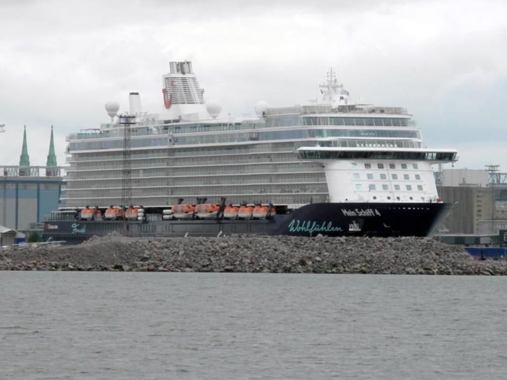 Von der anderen Seite des Hafens haben die Radfahrer einen guten Blick auf die «Mein Schiff 4». Foto: Michael Zehender