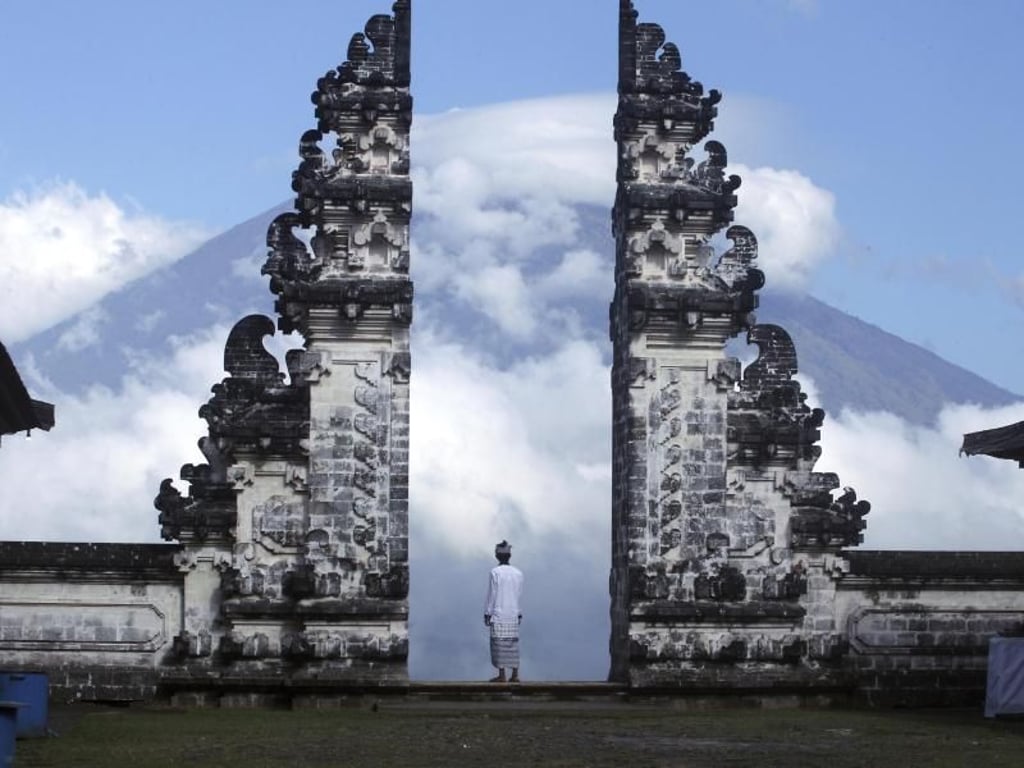 Der Berg Mount Agung ist von Karangasem (Bali, Indonesien) aus schön anzusehen. Doch der Vulkan brodelt und droht auszubrechen. Foto: Firdia Lisnawati