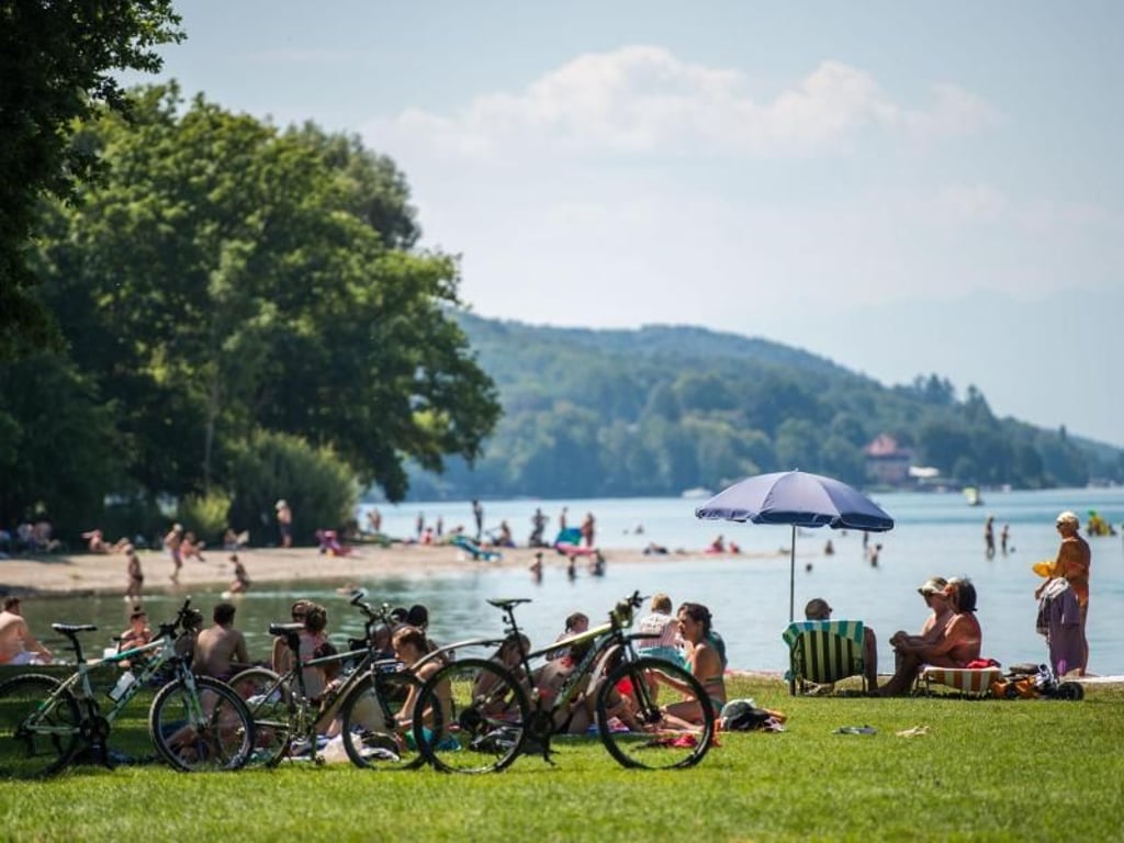 Badegäste am Starnberger See: Im bundesweit wohlhabendsten Landkreis Starnberg war das durchschnittlich verfügbare Pro-Kopf-Einkommen der Privathaushalte zuletzt mehr als doppelt so hoch wie in Gelsenkirchen. Foto: Lino Mirgeler