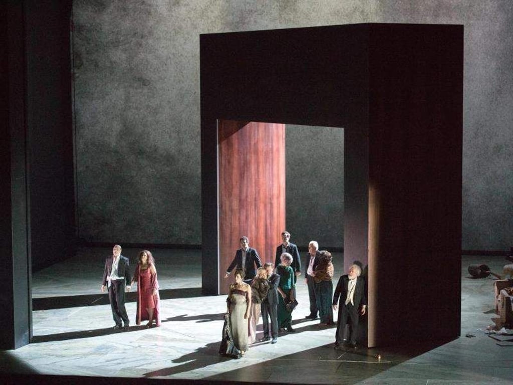 Das Ensemble der Oper «The Exterminating Angel» bei einer Fotoprobe auf der Bühne in Salzburg. Foto: Monika Rittershaus/Salzburger Festspiele