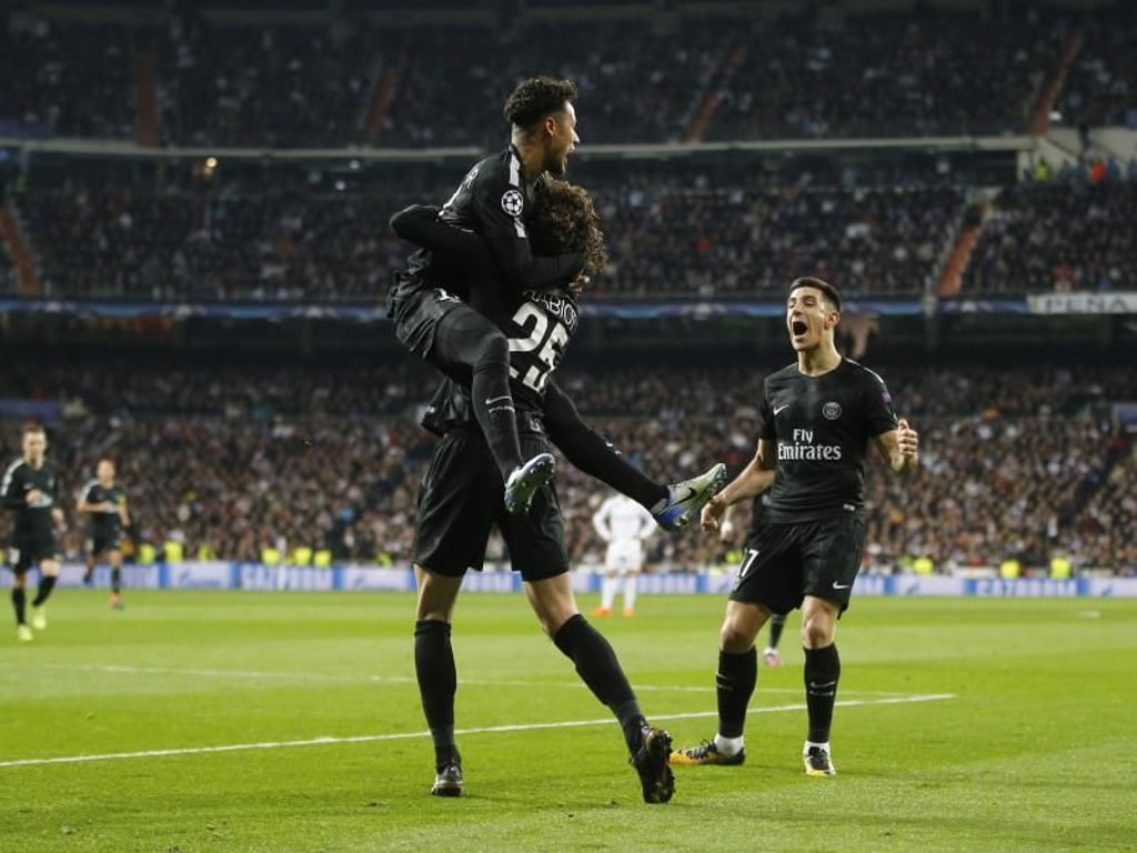 Adrien Rabio (M) freut sich nach seinem Tor für Paris Saint-Germain mit Neymar und Yuri Berchiche (r). Foto: Paul White