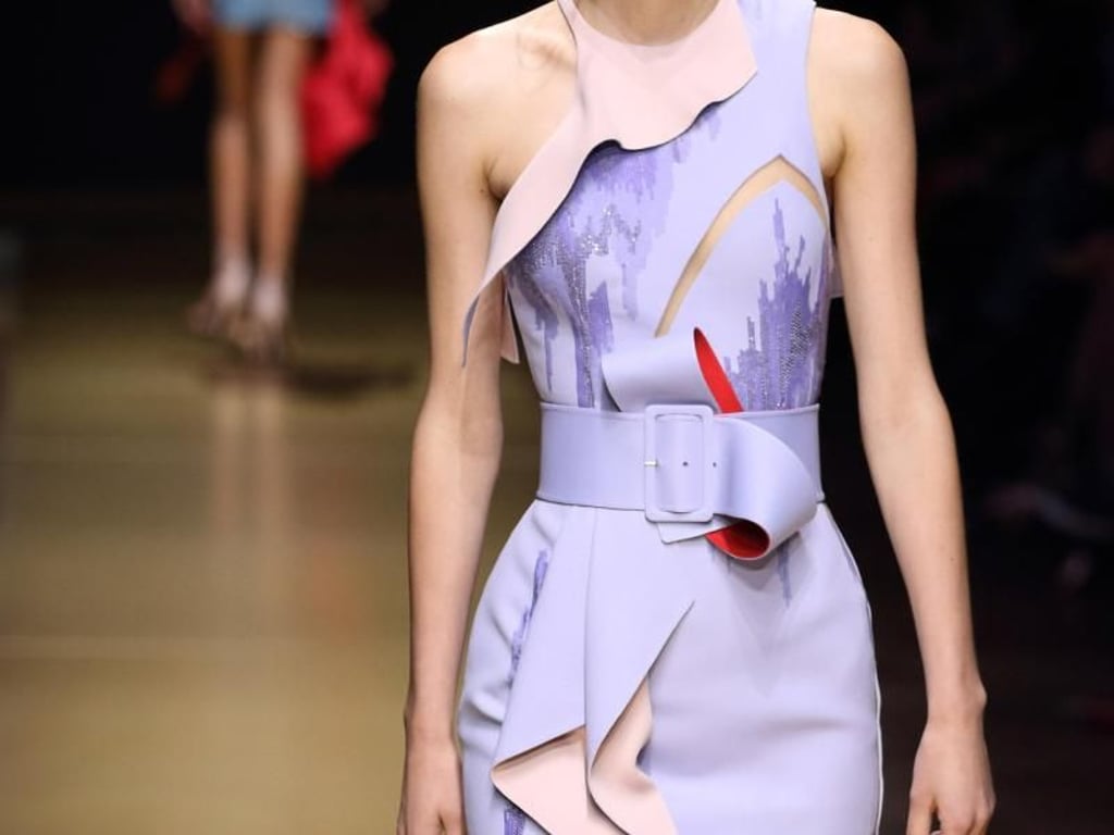 Donatella Versace zeigt feminine Schnitte. Foto: Hendrik Ballhausen