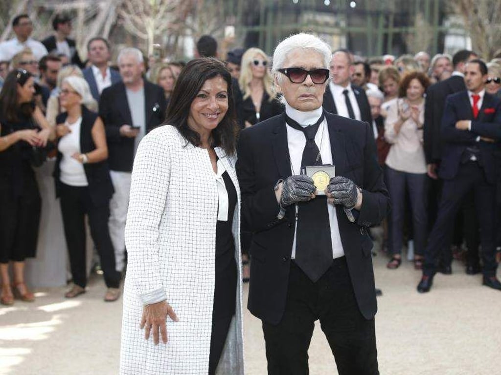 Anne Hidalgo, Bürgermeisterin von Paris, zeichnete Karl Lagerfeld mit der Medaille Grand Vermeil, der höchsten Auszeichnung der Stadt. Foto: Thibault Camus
