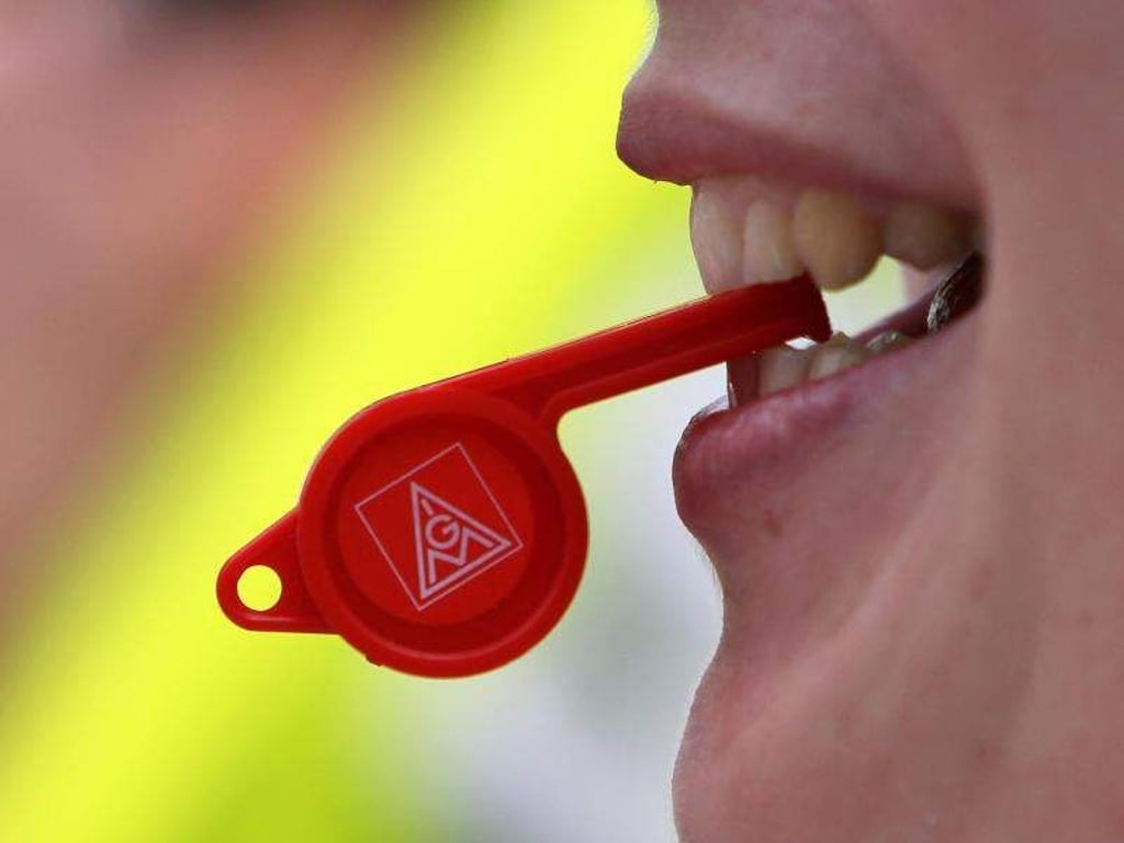 Eine Teilnehmerin einer Kundgebung zum 1. Mai mit Pfeife im Mund. Foto: Daniel Karmann/Archiv