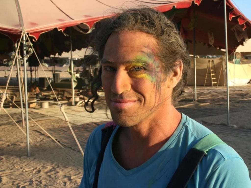 Ziv Zeira, Software-Ingenieur aus der Nähe von Tel Aviv, ist einer von 2000 freiwilligen Helfern und unterstützt das Ärztezentrum des Midburn-Festivals. Foto: Stefanie Järkel