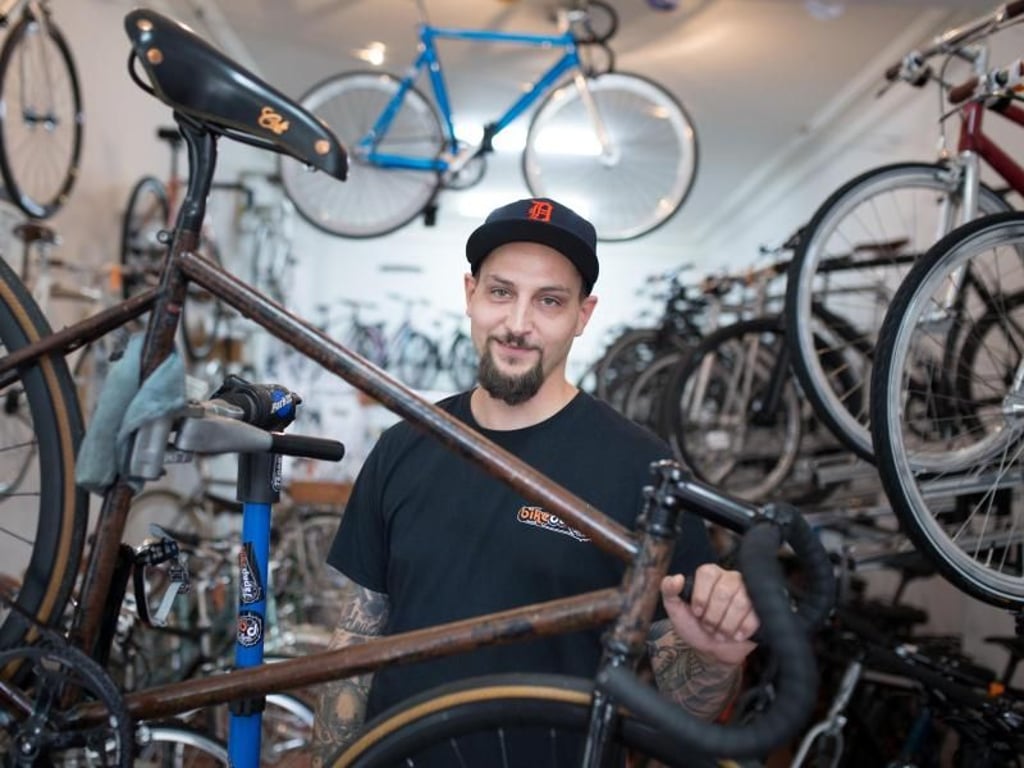 Dennis Wehr ist Mitgründer des Fahrradladens «Bikedudes» in Berlin, der sich auf individuelle Fahrräder spezialisiert hat. Foto: Florian Schuh