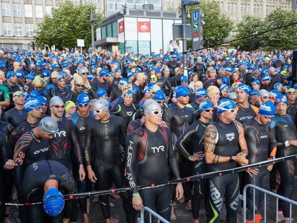 Die Athleten warten am Hamburger Jungfernstieg auf den Startschuss. Foto: Georg Wendt