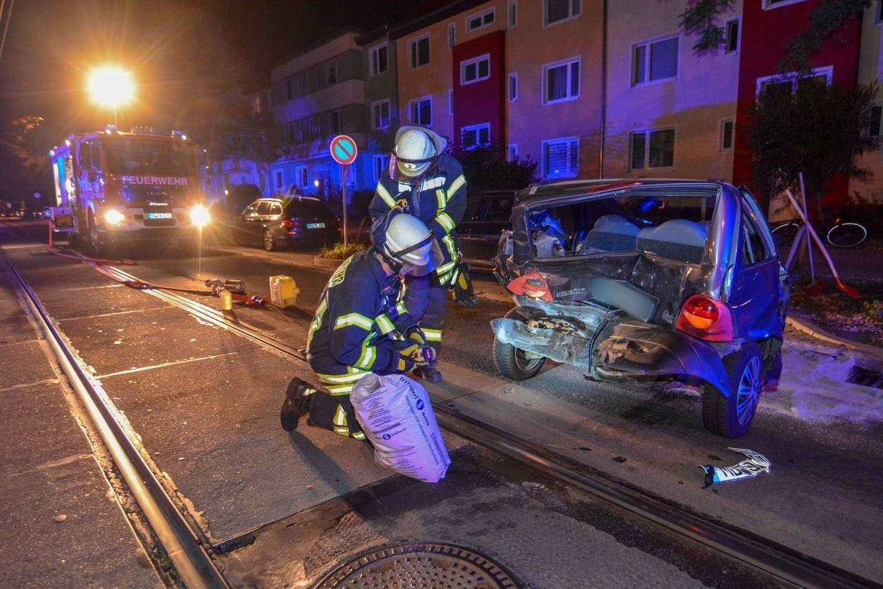 Betrunkener fährt auf stehendes Auto auf