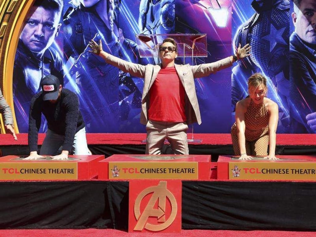 Die «Avengers»-Darsteller Chris Evans (l-r), Robert Downey Jr. und Scarlett Johansson bei der Zeremonie im TCL Chinese Theatre. Foto: Willy Sanjuan
