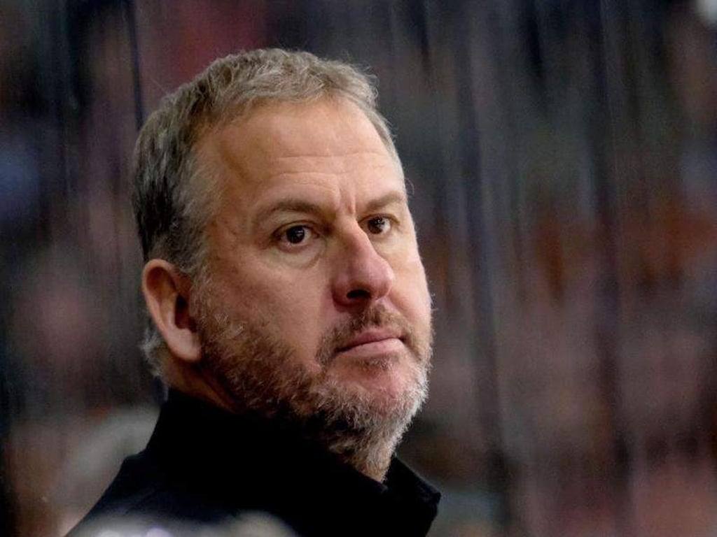 Ice-Tigers-Coach Rob Wilson beobachtet das Spiel. Foto: Peter Steffen