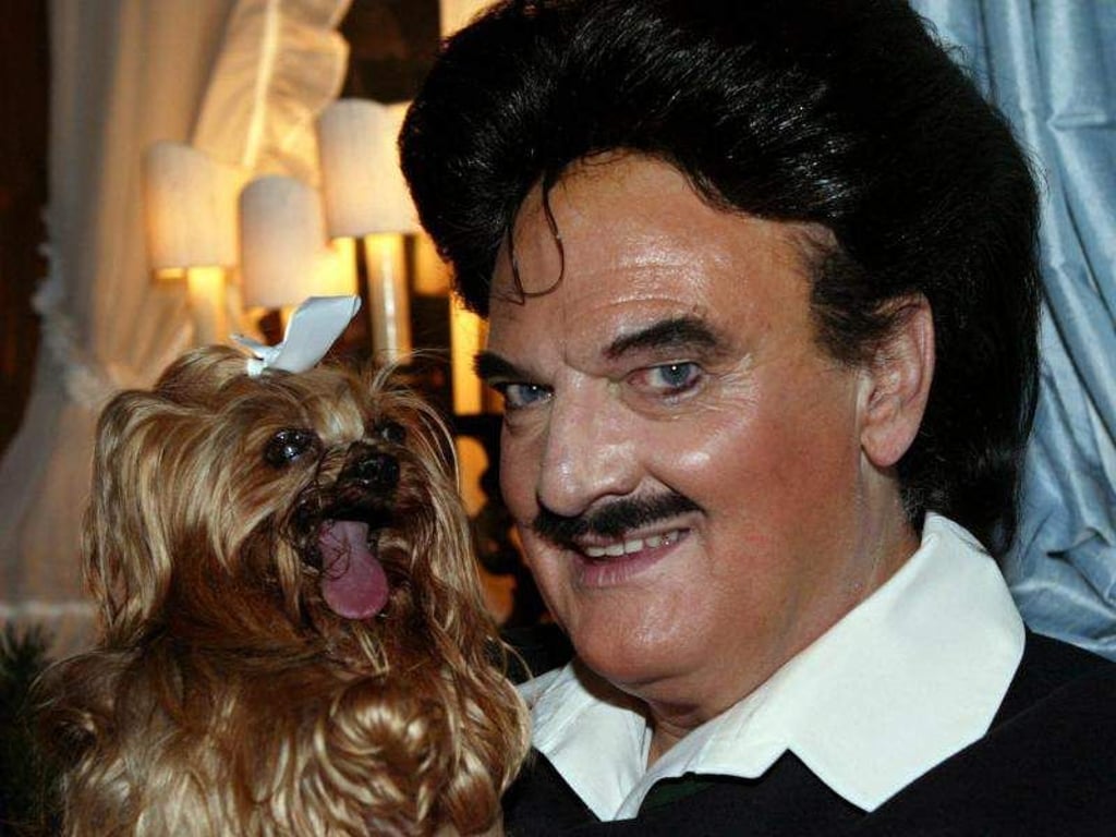 Rudolph Moshammer mit Hund Daisy in seiner Wohnung in München (Archivfoto vom 27.09.2004). Foto: Volker Dornberger