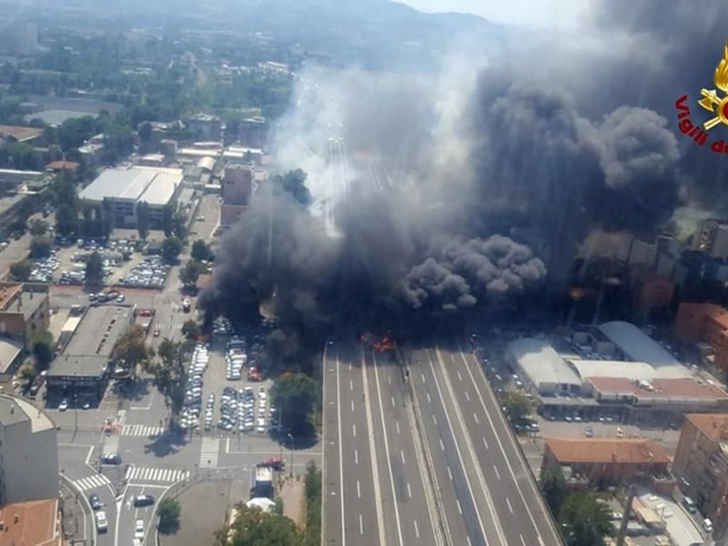 Feuer und dichte Rauchwolken sind zu sehen, nachdem auf der Autobahn nahe des Flughafens ein Tanklaster explodiert ist. Foto: Vigili Del Fuoco via AP