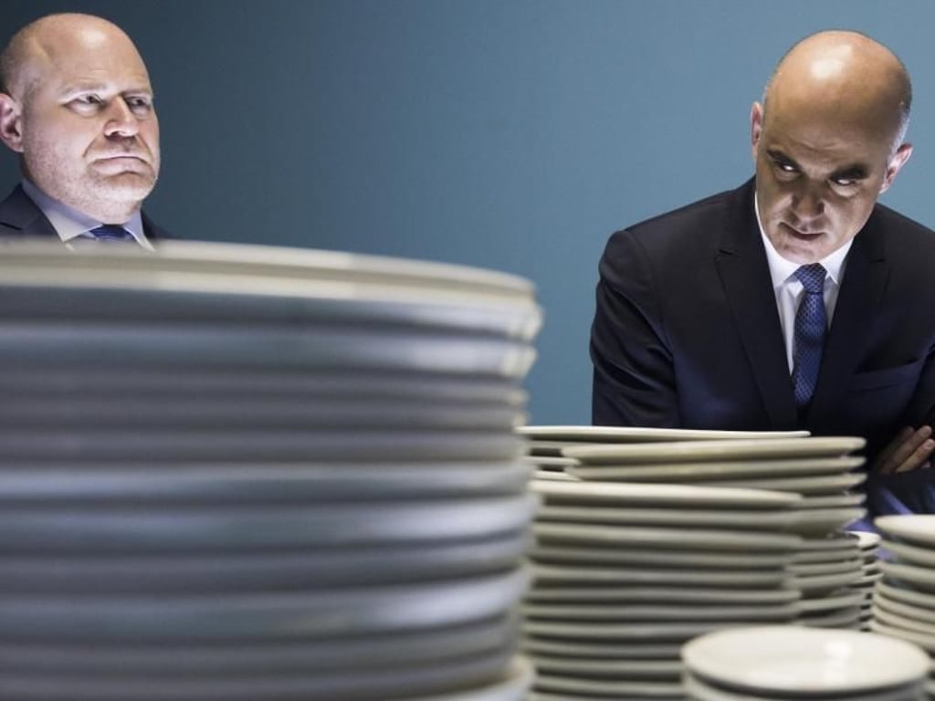 Der Schweizer Bundespräsident Alain Berset (r) und Art-Basel-Direktor Marc Spiegler betrachten die Installation «The Tip of the Iceberg» der amerikanischen Konzeptkünstlerin Barbara Bloom. Foto: Peter Klaunzer/KEYSTONE