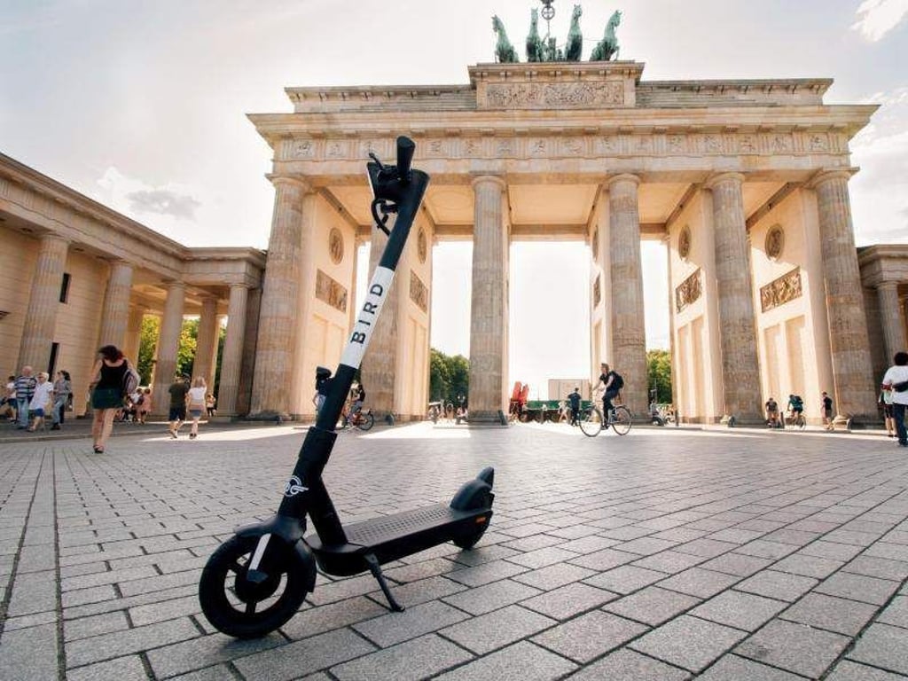 Ein E-Tretroller des Anbieters Bird steht vor dem Brandenburger Tor. Die US-Firma, die bereits in 140 Städten weltweit aktiv ist, startet an diesem Montag in Berlin, Hamburg, Ko?ln, Frankfurt und Mu?nchen mit zunächst jeweils 100 Scootern. Foto: Bird/Handout