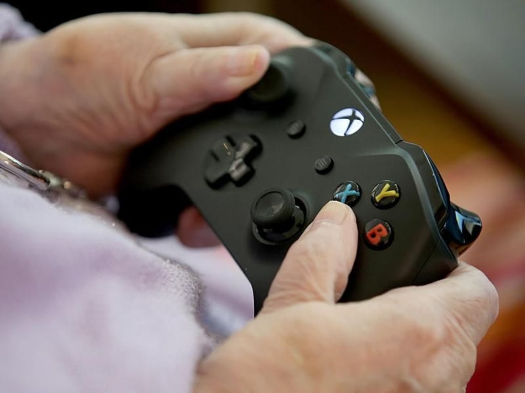 Eine Bewohnerein macht im Caritas-Altenzentrum St. Maternus mit der Xbox ein Computerspiel. Das Altenheim setzt auf VR-Brillen und Videospiele, um seine Bewohner bei Laune zu halten. Foto: Oliver Berg