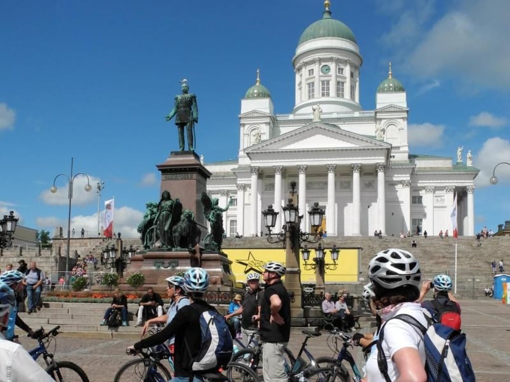 Pause vor der Kathedrale: Neben viel Natur gibt es auf der Tour natürlich auch die wichtigsten Sehenswürdigkeiten von Helsinki zu sehen. Foto: Michael Zehender