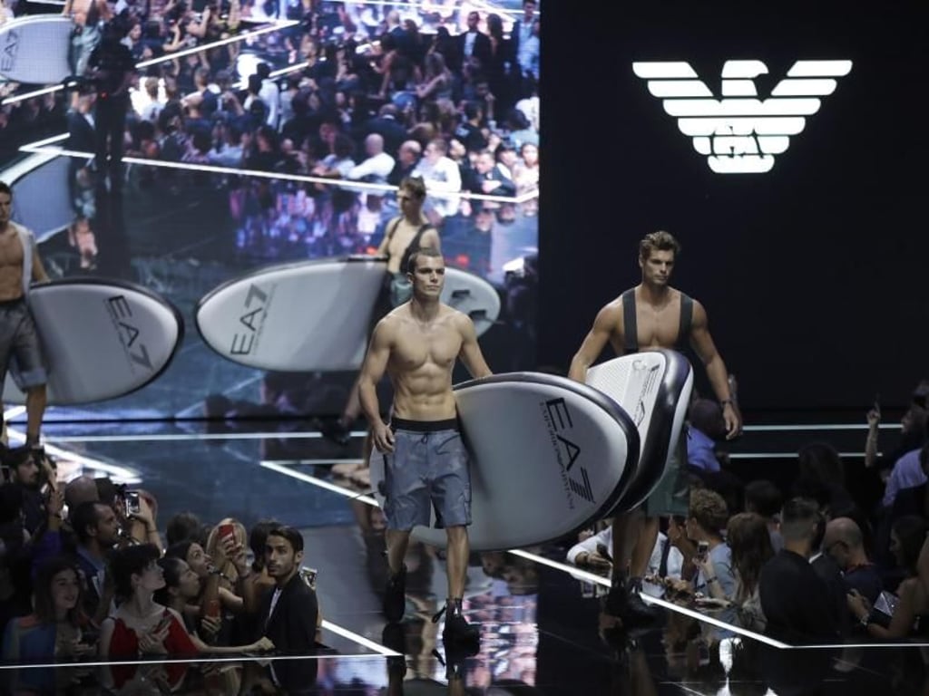 Surferboys: Die grauen Badeshorts von Armani dürften auch am Strand für einen coolen Auftritt sorgen. Foto: Luca Bruno