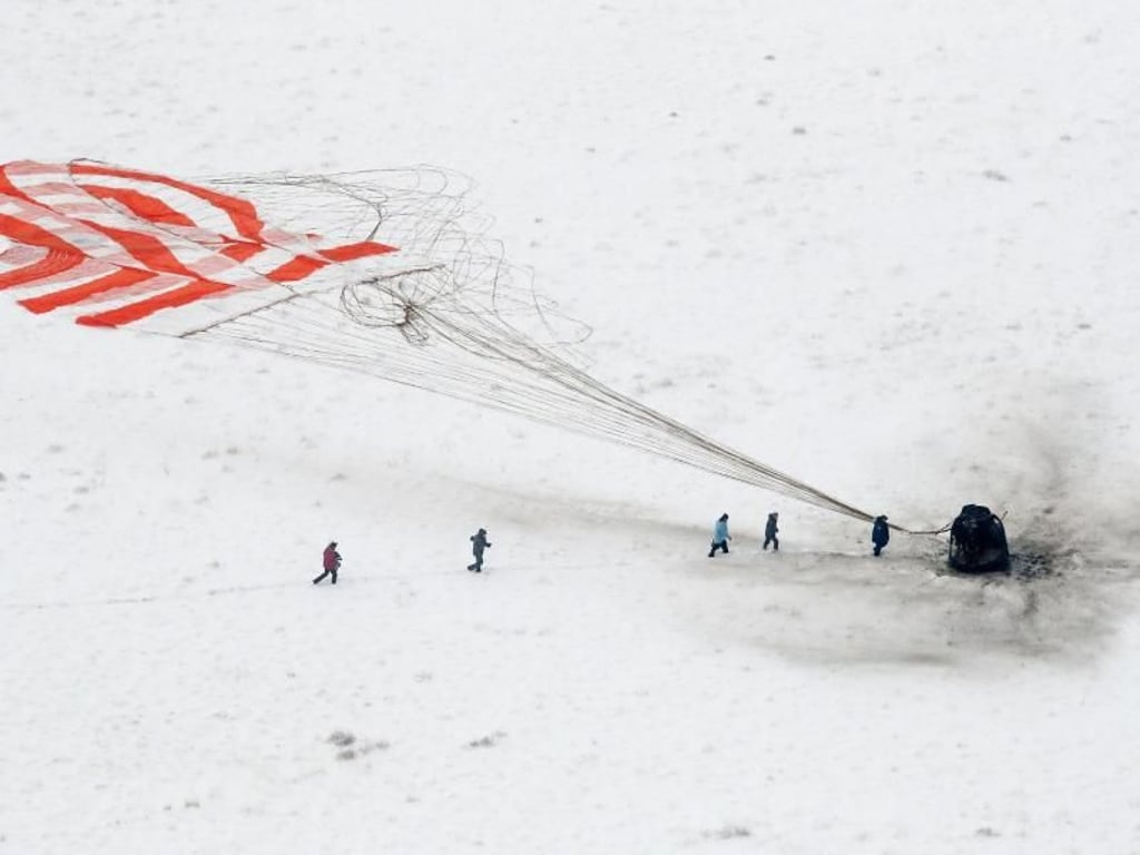 Die Sojus-Raumkapsel mit den Rückkehrern schlug gegen 6.00 Uhr (MEZ) planmäßig in der Steppe von Kasachstan in Zentralasien auf. Foto: Shamil Zhumatov/POOL Reuters