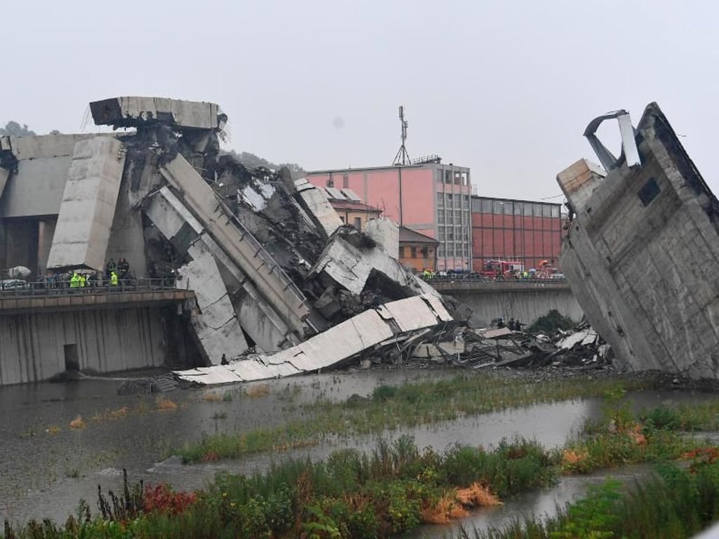 Blick auf die Trümmer der eingestürzten Autobahnbrücke. Foto: Luca Zennaro/ANSA/AP