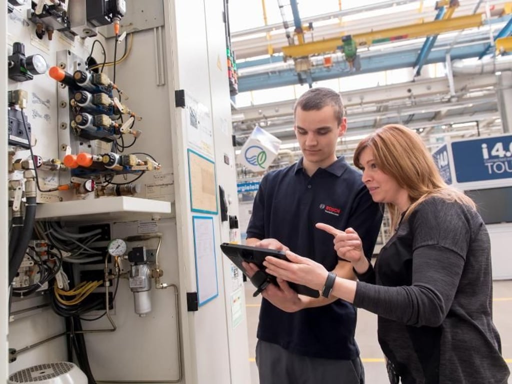 Fachmann für die Industrie 4.0: Als Produktionstechnologe plant, betreut und vernetzt Azubi Möldner Maschinen in Fabriken. Hier ist er im Gespräch mit seiner Ausbilderin Sabine Schäfer. Foto: Daniel Maurer