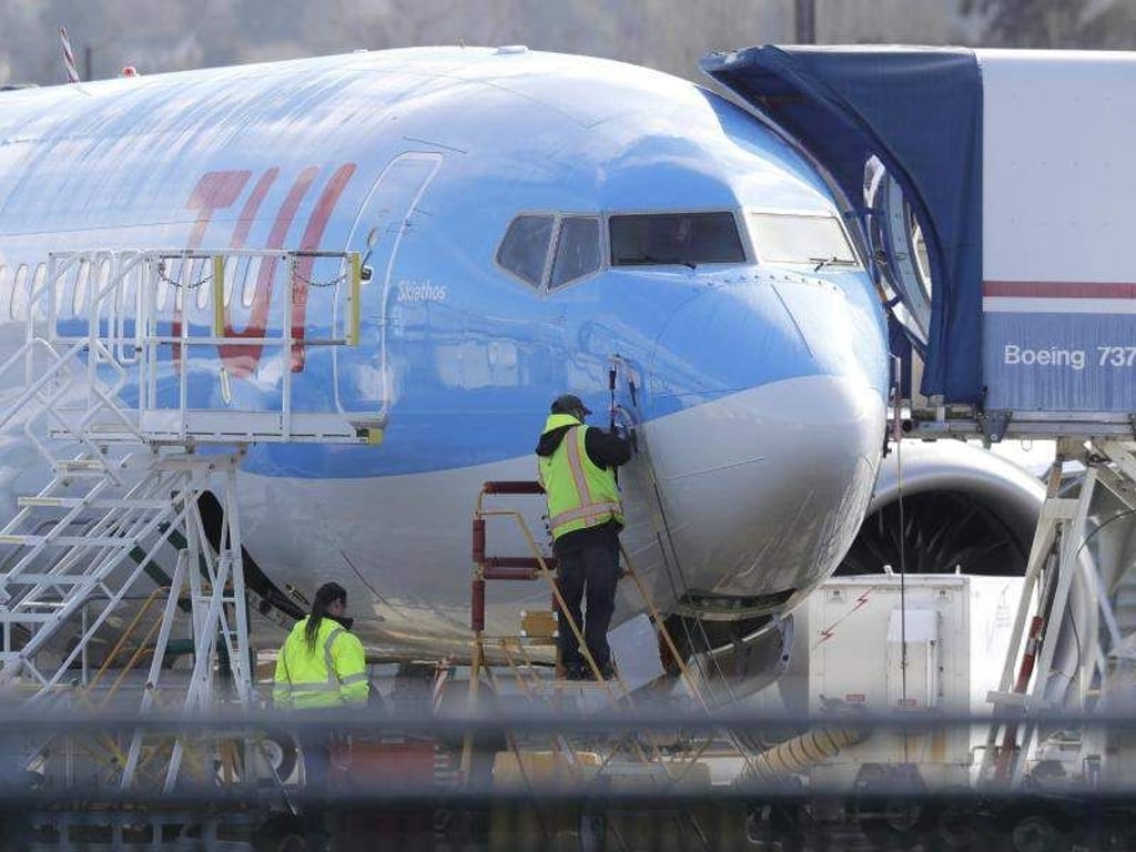 Arbeiter sind bei einem Flugzeug vom Typ Boeing 737 Max 8, das für Tui gebaut wird, am Fertigungswerks von Boeing in Renton zu sehen. Foto: Ted S. Warren/AP