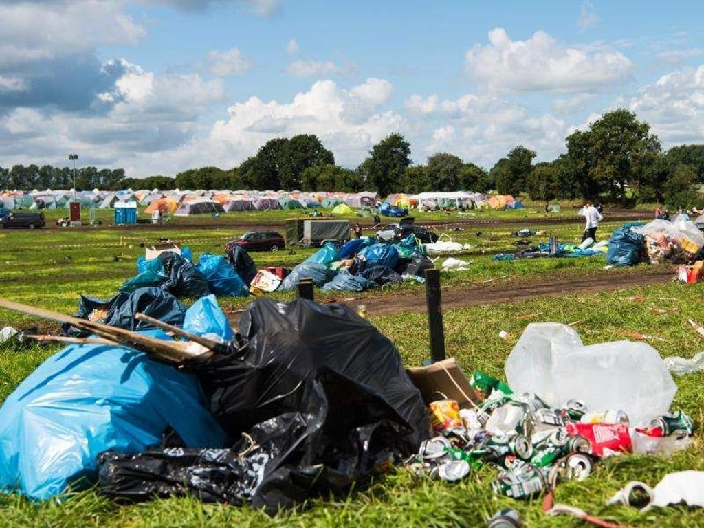 Die Festivalbesucher sind verschwunden, was bleibt ist jede Menge Müll. Foto: Christophe Gateau