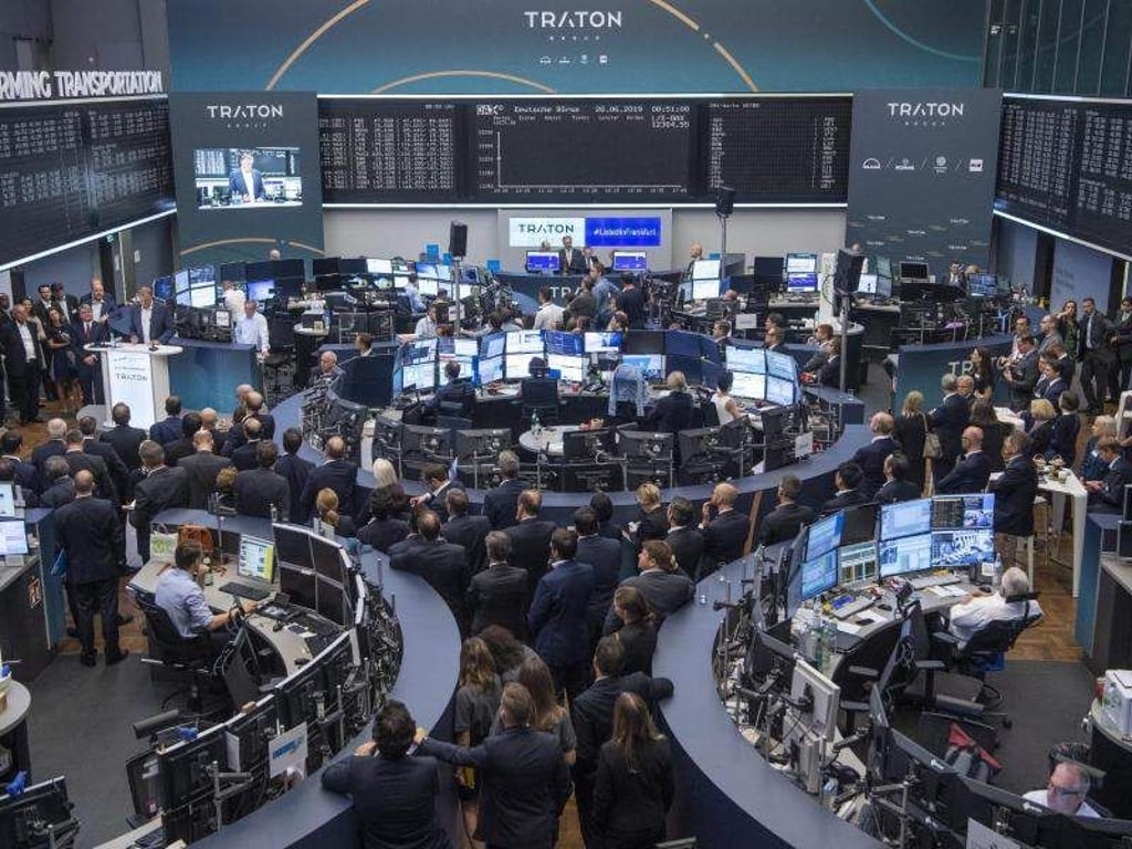Hunderte verfolgen den Börsengang von Traton an der Frankfurter Börse. Foto: Boris Roessler