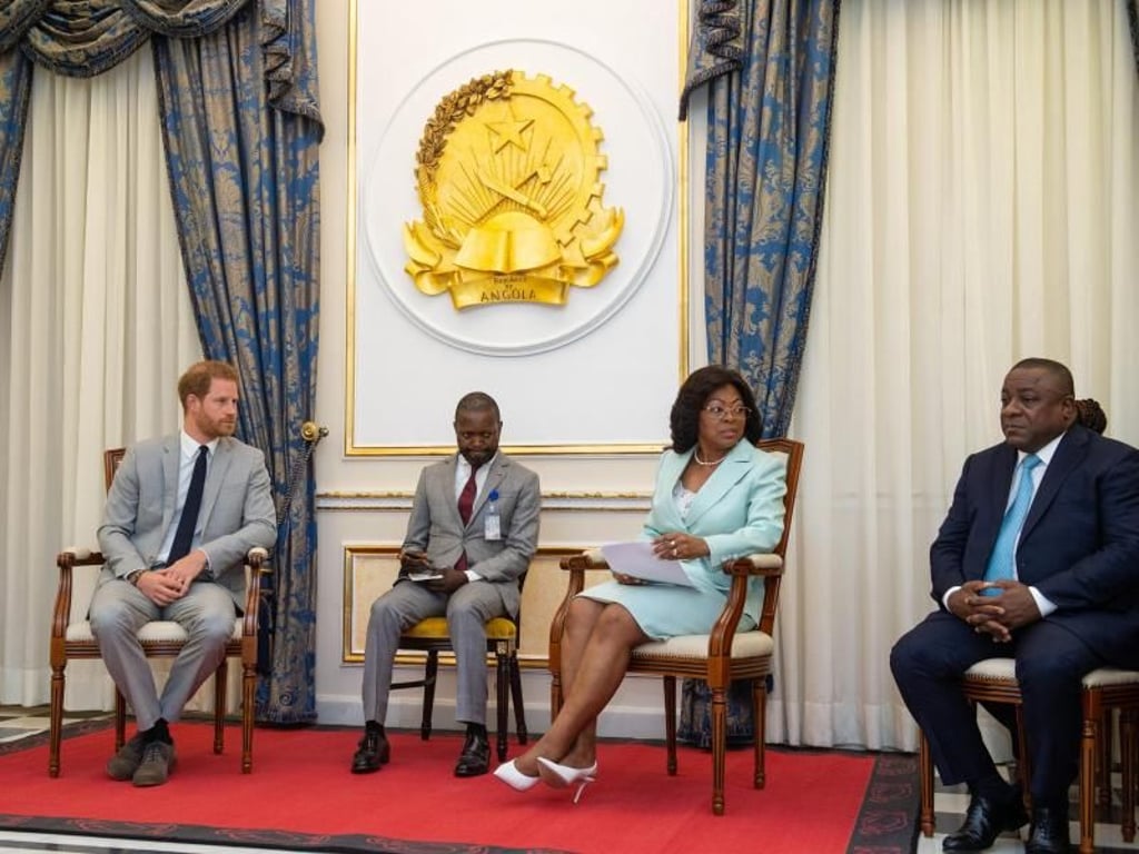 Der britische Prinz Harry (l), Herzog von Sussex, trifft sich mit Joao Lourenco (r), Präsident von Angola, und First Lady Ana Dias Lourenco im Präsidentenpalast. Foto: Dominic Lipinski