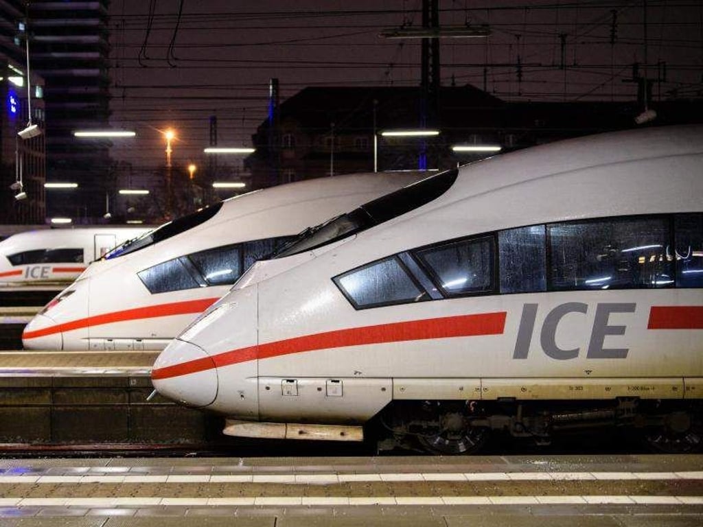 Die Deutsche Bahn will eine Zusatzinvestition von rund einer Milliarde Euro bis Ende 2024 in den Fernverkehr investieren. Foto: Matthias Balk