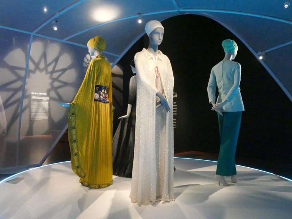 Ein Haute-Couture-Kleidungsstück (M) von Karl Lagerfeld für das Chanel-Ensemble Frühjahr/Sommer 2010. Foto: Barbara Munker