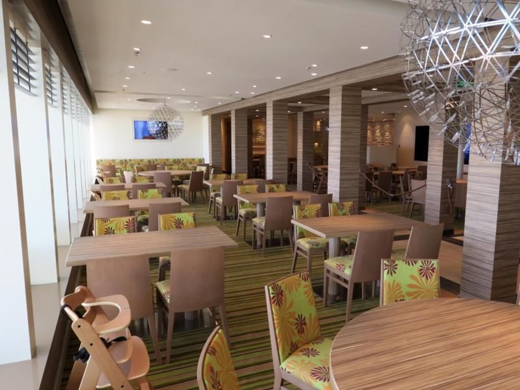 Bekannte Namen, neues Design: Die Restaurants an Bord - wie die «Weite Welt» - wurden teilweise komplett neu gestaltet. Foto: Michael Zehender