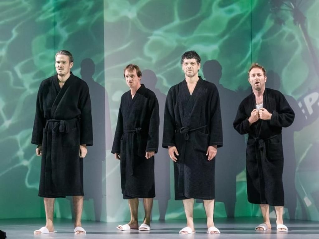 Die Schauspieler Tilman Strauß (l-r), Jan-Peter Kampwirth, Carlo Ljubek und Samuel Weiss treten in Bademänteln auf. Foto: Markus Scholz
