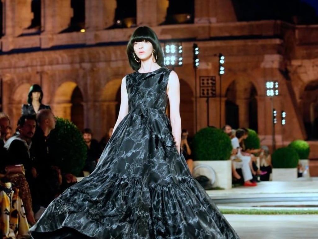 Hommage an Karl Lagerfeld - die Fendi-Show vor dem Kolosseum. Foto: Domenico Stinellis/AP