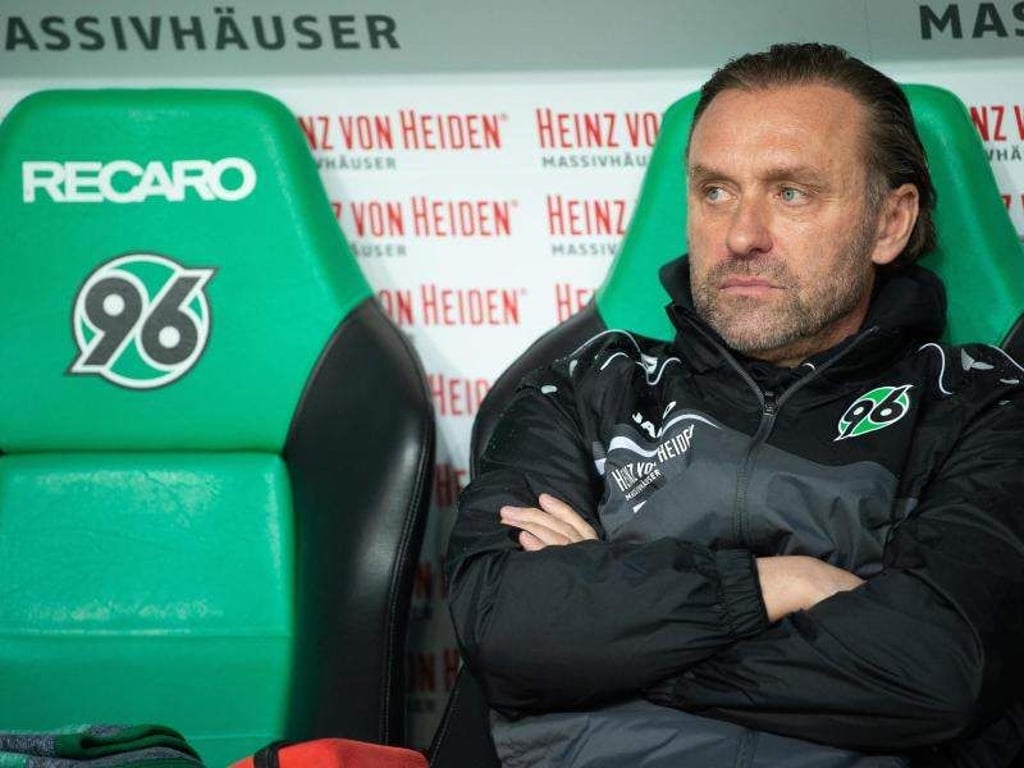 Hannover 96 und Trainer Thomas Doll stehen bereits als Bundesliga-Absteiger fest. Foto: Foto: Swen Pförtner