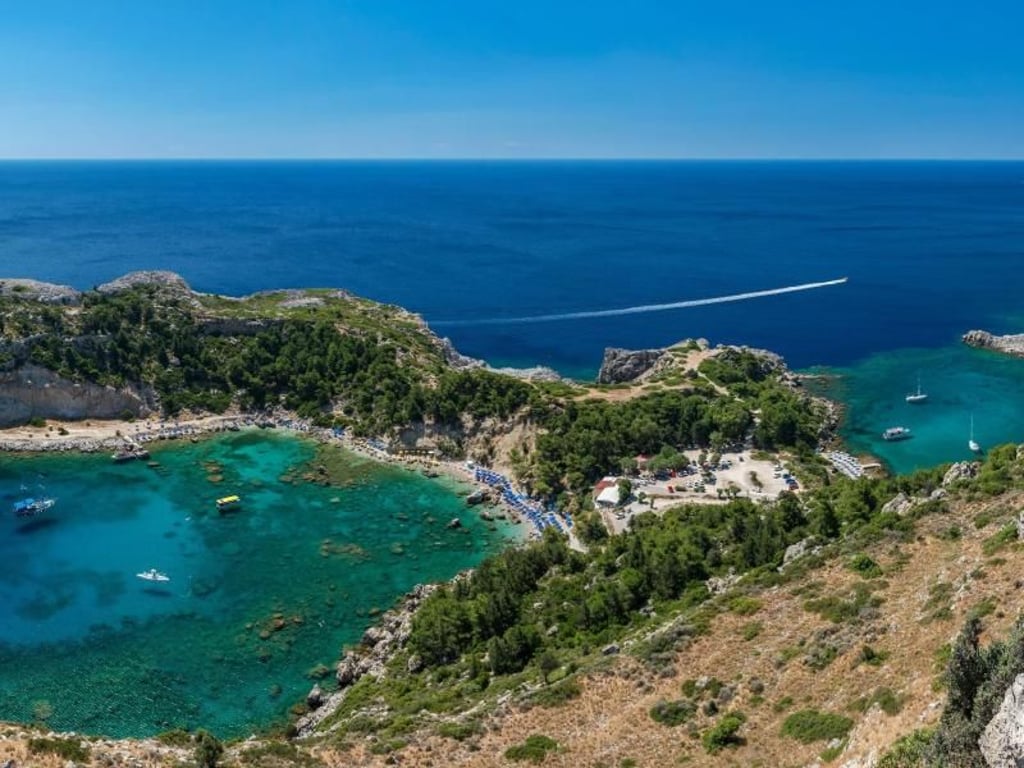 Extrem viele Sonnentage pro Jahr, malerische Buchten, klares Wasser: Rhodos spielt in Griechenland in der ersten Liga des Tourismus. Foto: Filippos Filippou/dpa-tmn