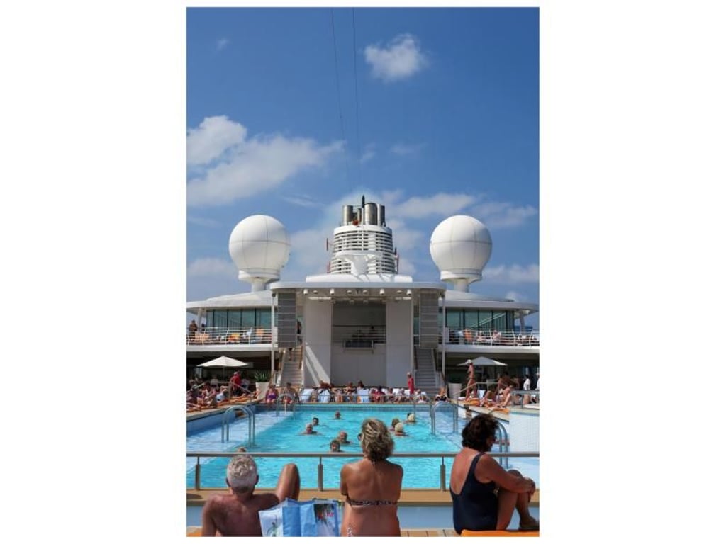 Der 25-Meter-Pool ist ein Alleinstellungsmerkmal der neuen Tui-Cruises-Schiffe. Foto: Andrea Warnecke
